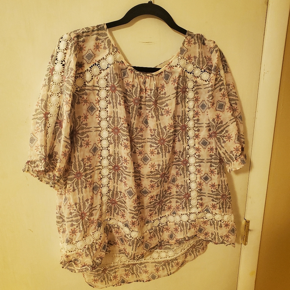 A thin, mid-sleeve, pink tones blouse